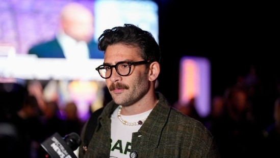 ¿Por qué Hasan Piker enfrenta críticas por su vestimenta y su hotel durante un viaje “solidario” a Cuba?