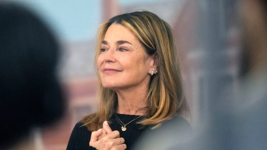 Savannah Guthrie enfrenta críticas por llamar a la policía a través del streamer Alex Zabel afuera de la casa de su madre Nancy Guthrie.