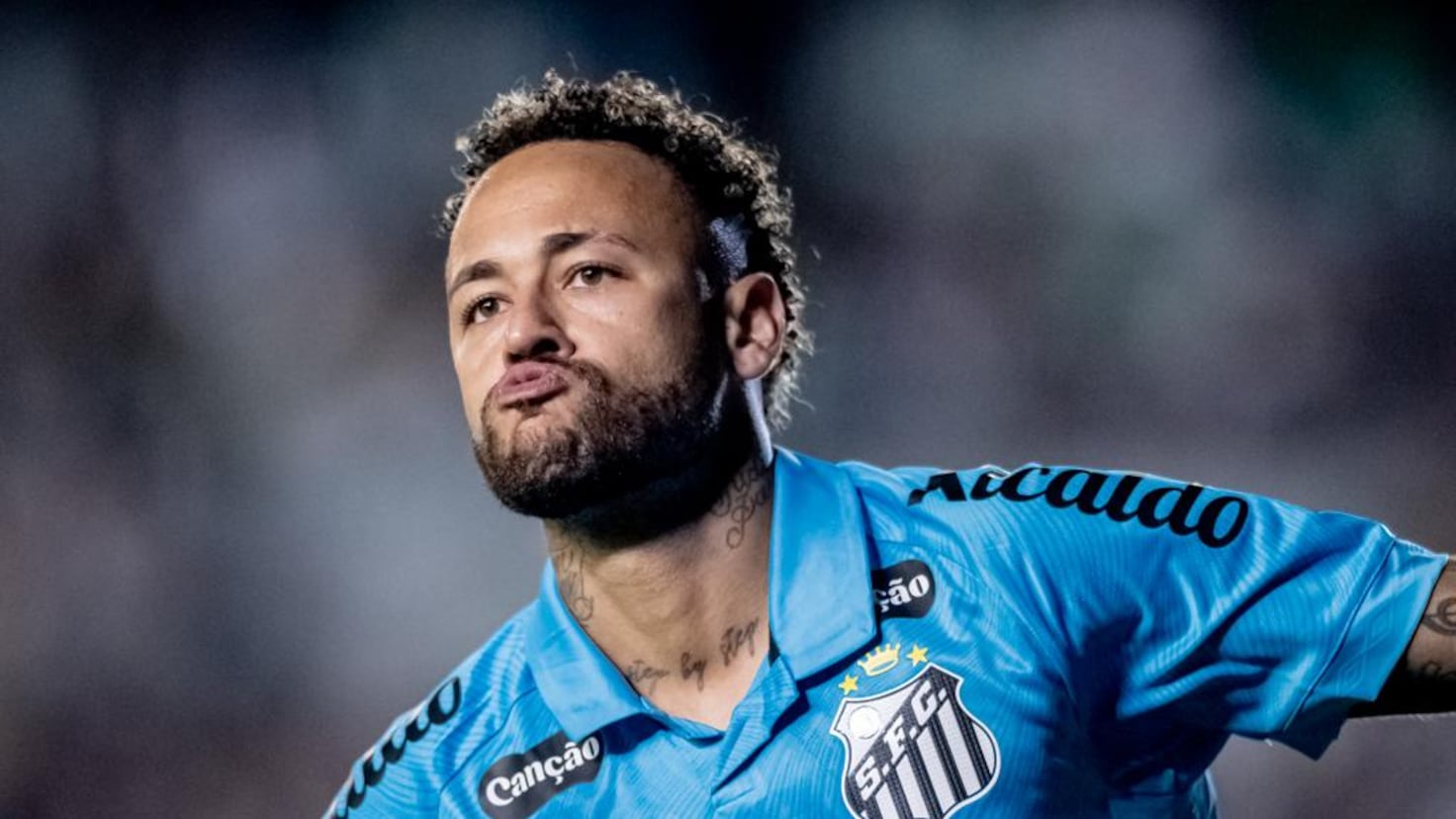 Neymar brilla con hat-trick y mantiene al Santos en la pelea en Brasil