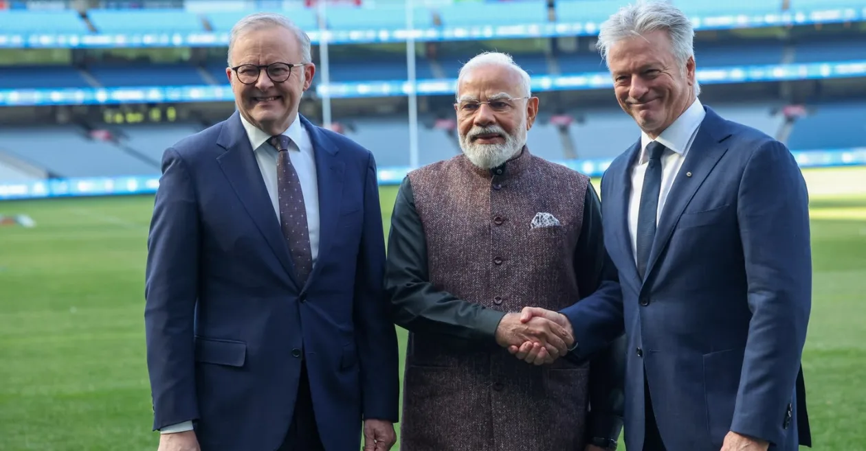 El primer ministro Narendra Modi comparte un momento especial con Steve Waugh durante su visita al MCG