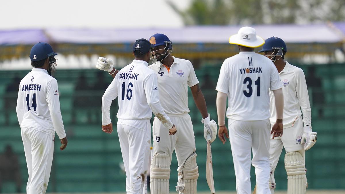 El capitán de Jammu y Cachemira, Paras Dogra, le da un cabezazo a KV Aneesha durante la final del Trofeo Ranji contra Karnataka.