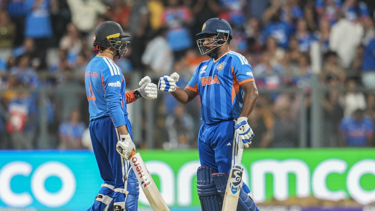 Sanju Samson y Abhishek Sharma crean la primera asociación de apertura de 50 carreras en la final de la Copa Mundial T20 durante el partido India vs Nueva Zelanda.