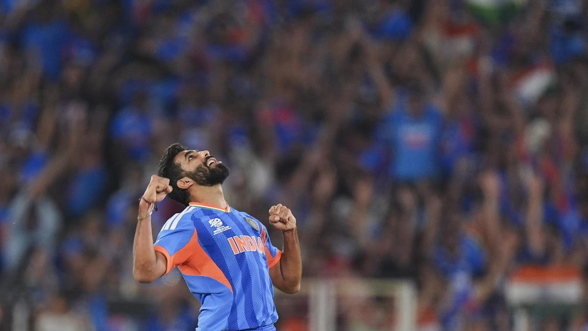 Calma en el centro: cómo Jasprit Bumrah controla el caos del cricket