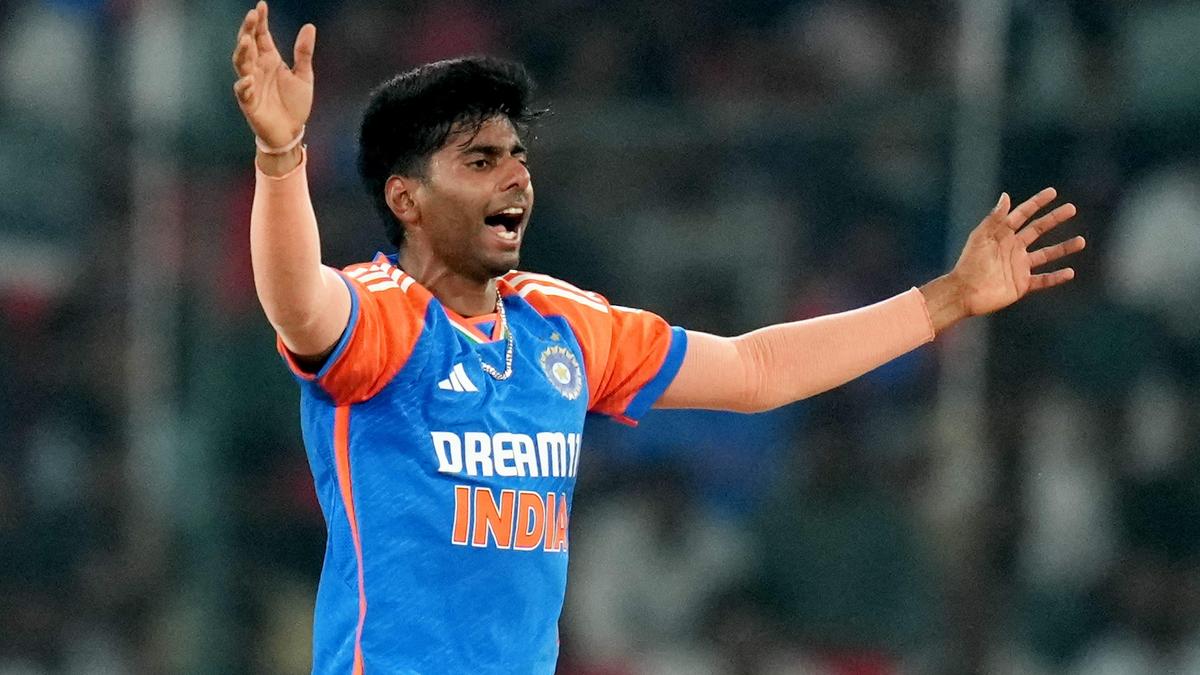 Mayank Yadav batea la primera bola, poniendo fin a su espera de dos años por un terreno internacional