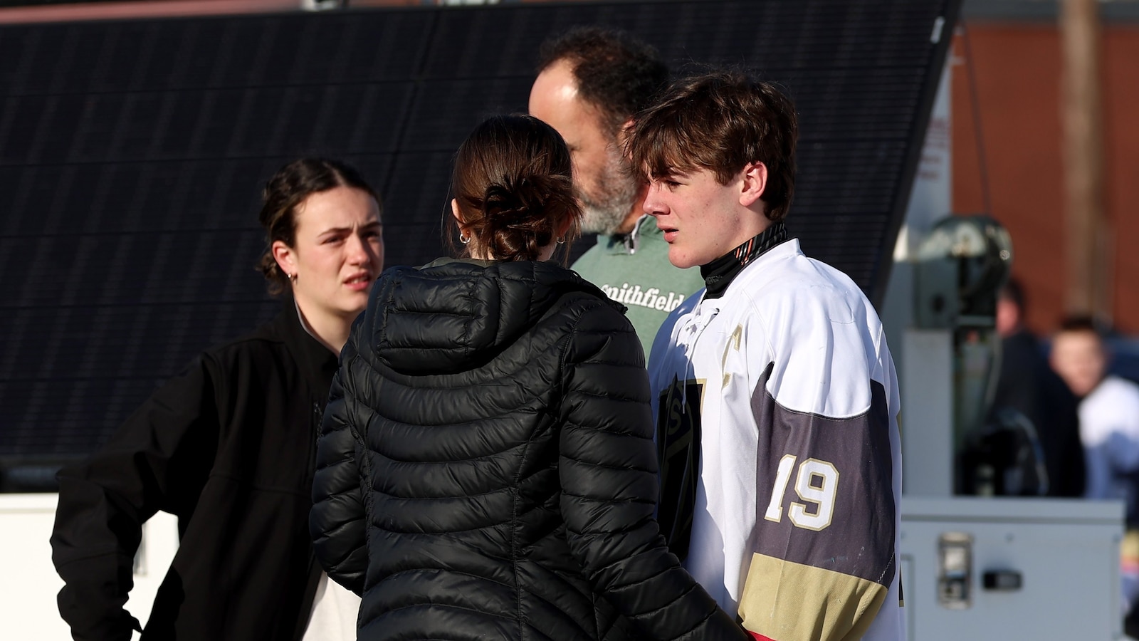 Dos muertos y varios heridos en tiroteo “dirigido” en pista de patinaje de Rhode Island: policía