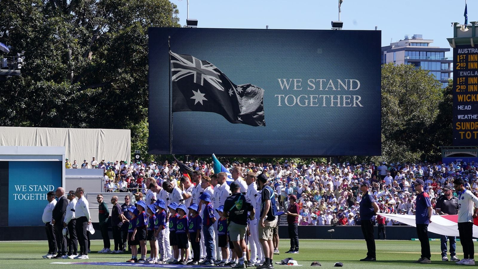 Players-honor-Bondi-shooting-victims-during-third-Ashes-Test-with.jpg