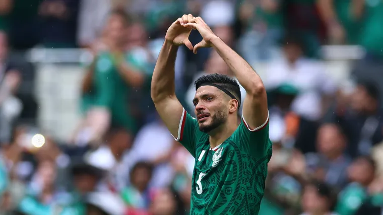 Por qué Raúl Jiménez de México usó una diadema especial durante el Mundial después de sufrir una lesión que puso en peligro su vida