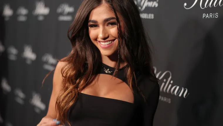 La apasionante campeona mundial y modelo de SI Swim hace alarde de su cuerpo de bikini ‘de ensueño’ con un vestido transparente