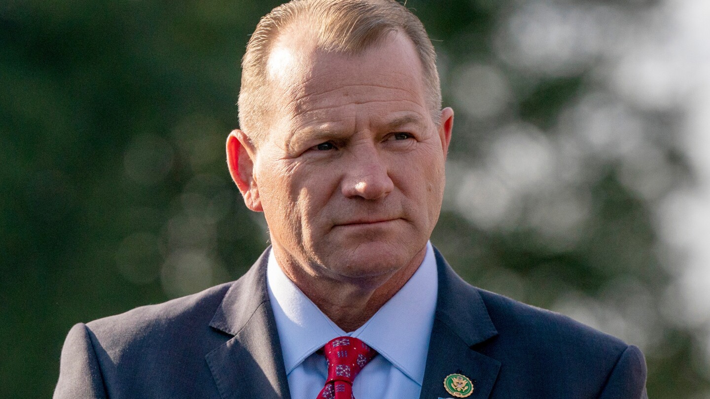 El representante Troy Nehls, republicano de Texas, se retirará del Congreso en 2026 para centrarse en la familia