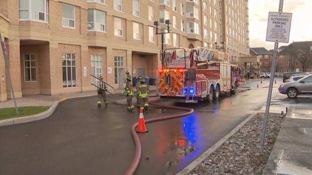 Los residentes desplazados de Thorncliffe Park Towers esperan su regreso en medio de un tiroteo en curso