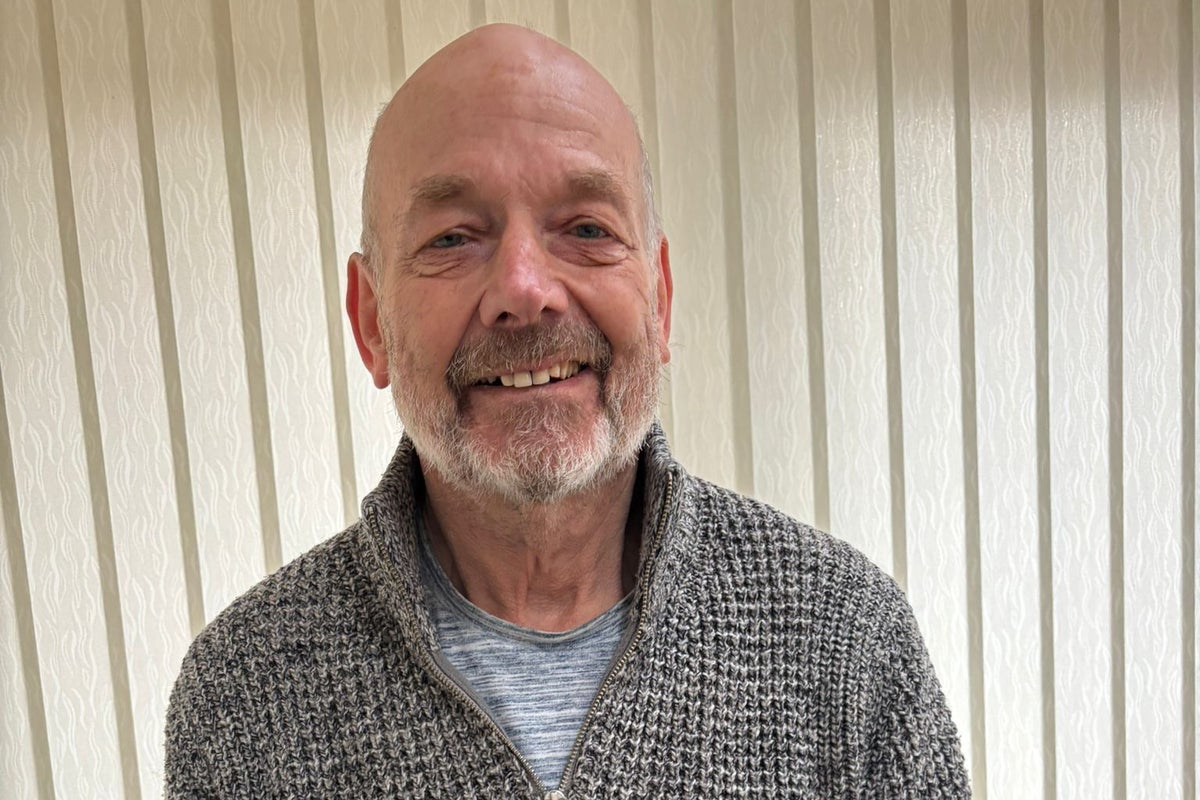 Un jubilado paralizado en un accidente de fin de semana se recupera notablemente y vuelve al ciclismo