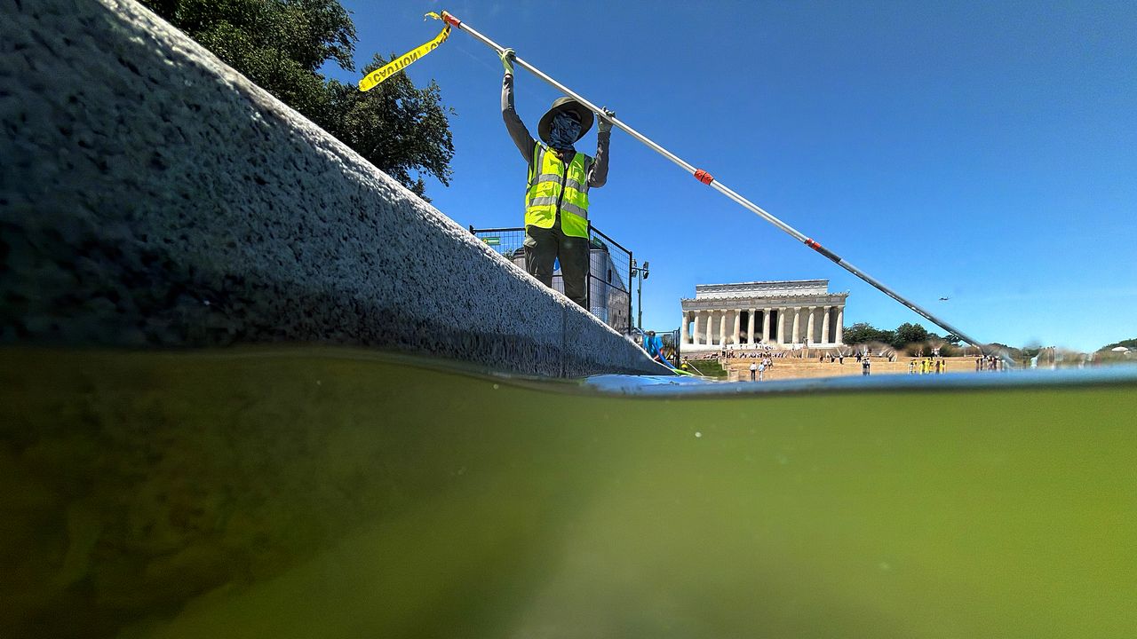 Todo el mundo quiere tocar la capa azul del espejo de agua.