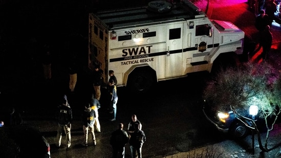 Tres arrestados después de que el equipo SWAT allanara una casa cerca de la propiedad de Nancy Guthrie