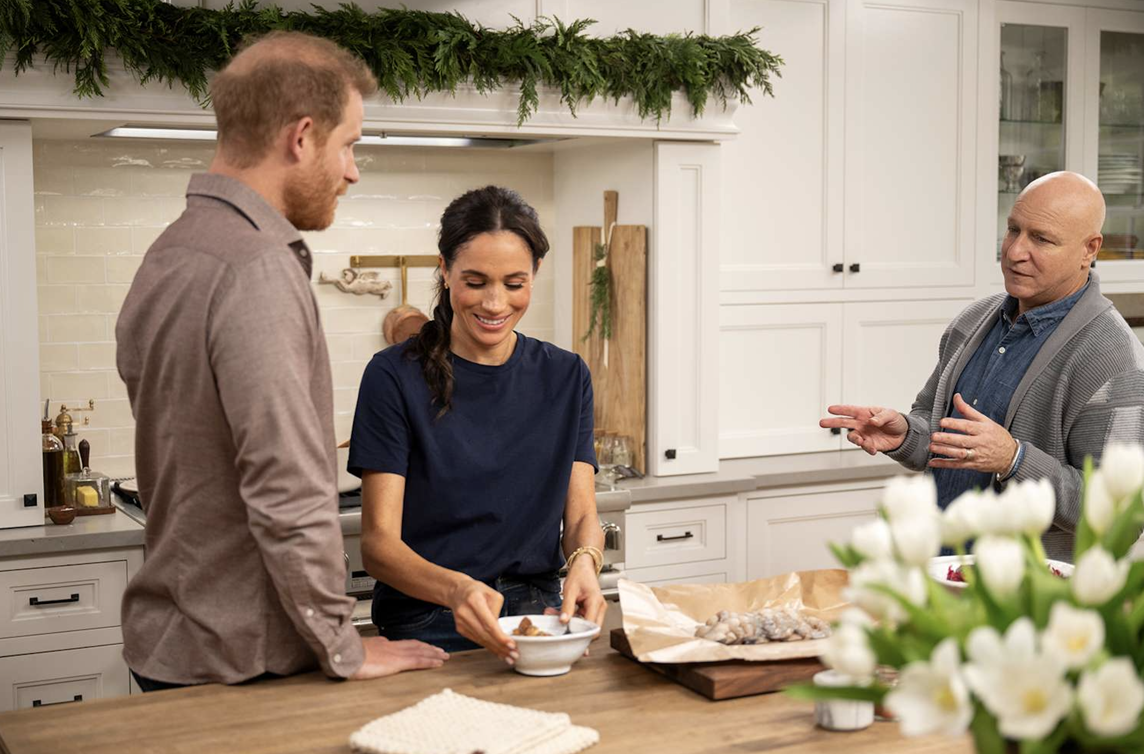 El príncipe Harry asa la cocina de Meghan Markle en el especial navideño de Netflix