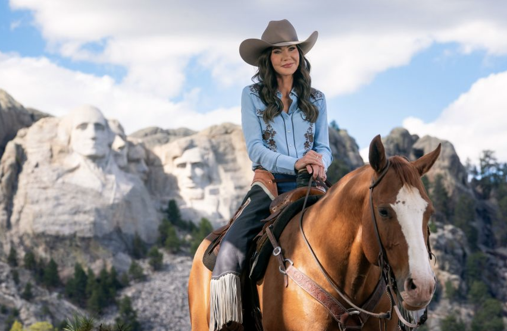 Kristi Noem ‘cegada’ por los informes sobre el travestismo de su marido y el fetiche ‘Bimbo’, dice un representante