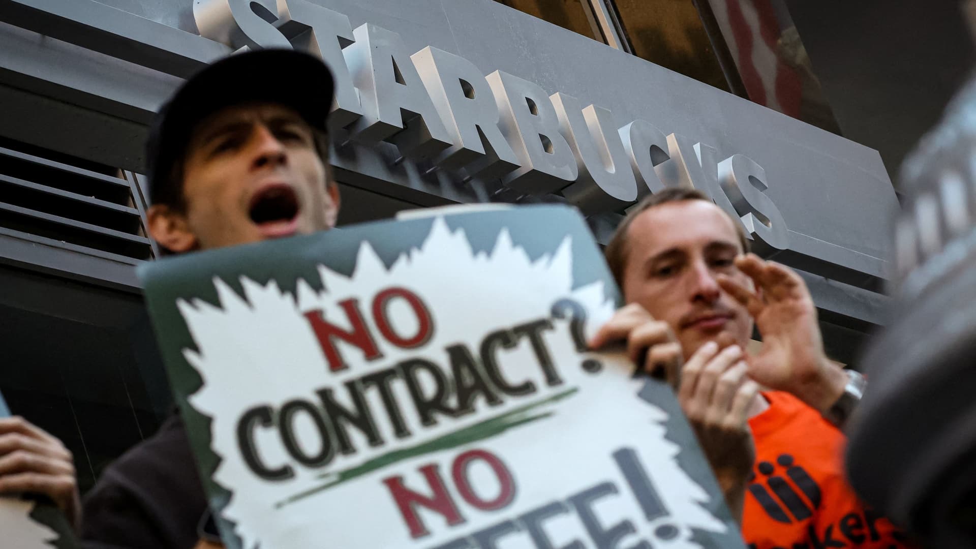 Los trabajadores de Starbucks iniciaron una huelga indefinida el Día de la Copa Roja en medio de una disputa contractual