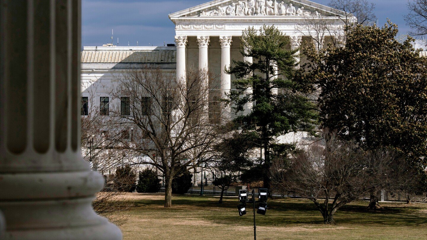 Supreme-Court-to-Review-Hawaiis-Strict-Gun-Carry-Regulations.com2F462F982F15bf96f11e4ed789b0a532d8df222F6c34f5e64d2c46b2866b.jpeg