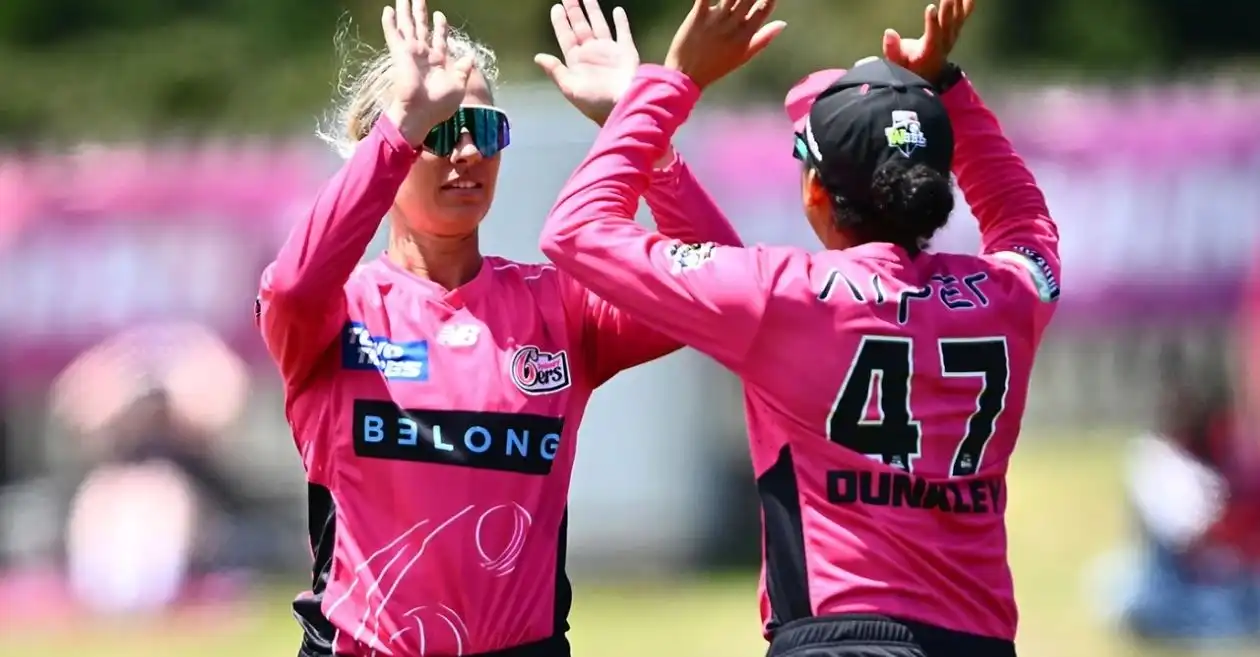 Ashleigh Gardner grita mientras los Sydney Sixers sorprenden a los invictos Hobart Hurricanes con una reñida victoria en WBBL|11