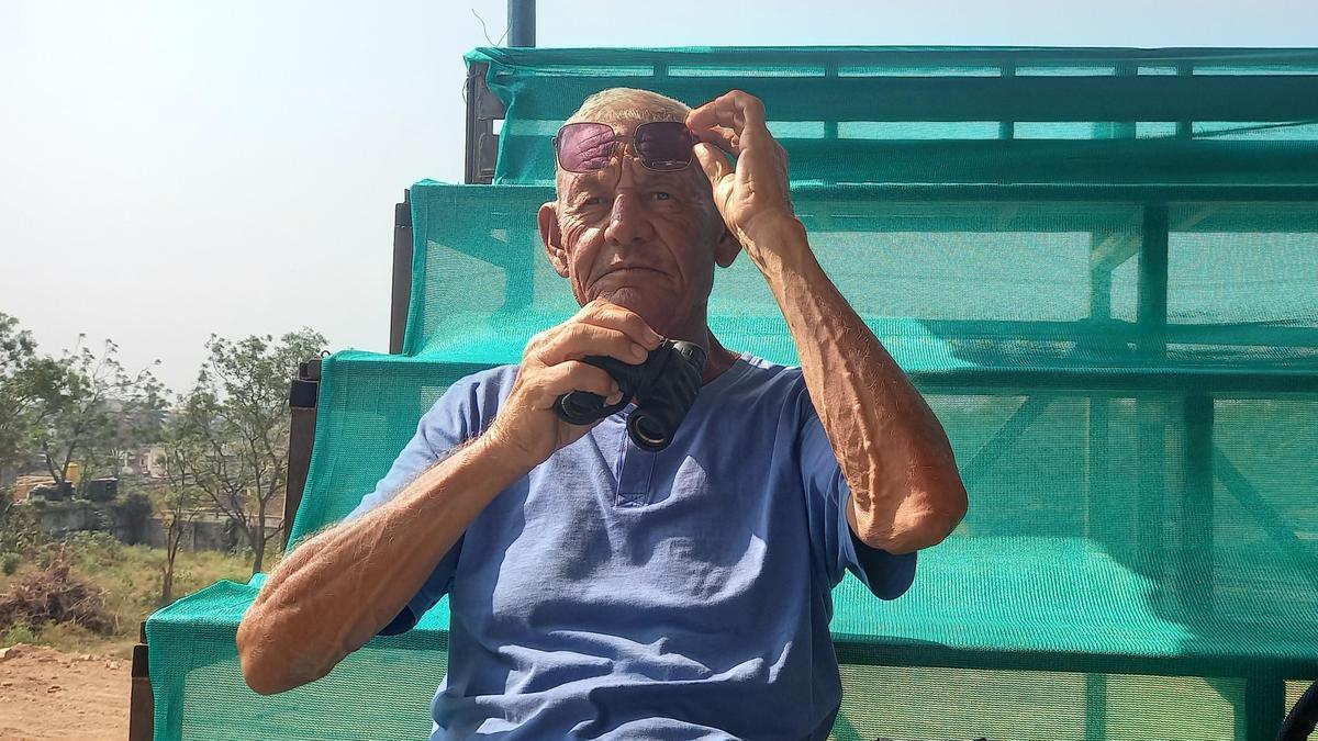 Un aficionado al cricket viaja desde el Reino Unido a Hubballi para la final del Trofeo Ranji