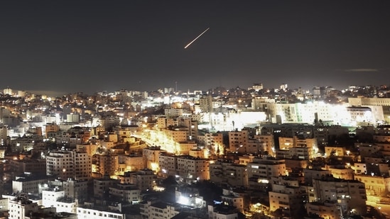 MEA comparte detalles de la línea de ayuda de emergencia para los indios del Medio Oriente en medio de la guerra entre Estados Unidos e Irán