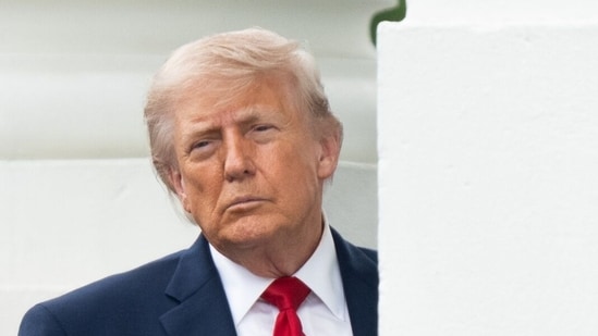 Trump parece quedarse dormido en el evento del Día de los Caídos antes del chequeo de Walter Reed; mirar