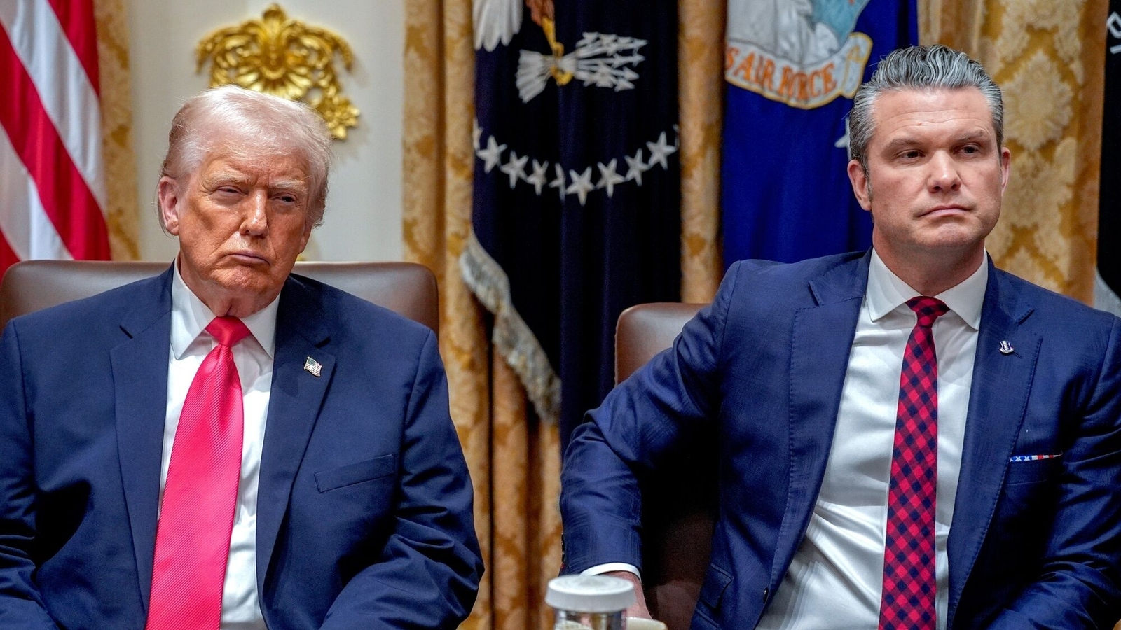 El “desastroso” error tipográfico de la tarjeta de visita de Pete Hegseth provoca burlas en Internet: “¿Qué significa SS?”