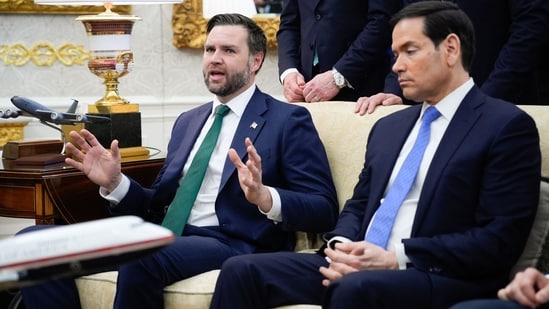 JD Vance fue captado ‘poniendo los ojos en blanco’ ante Marco Rubio en medio de crecientes especulaciones sobre rivalidad: mira el momento viral