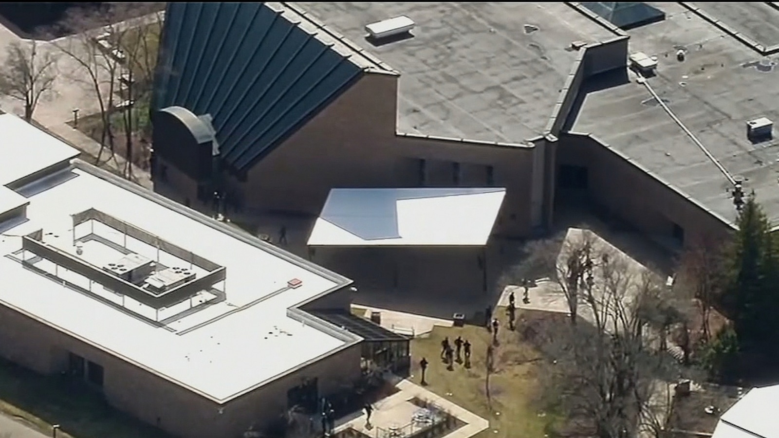 Incidente de tiroteo activo en la sinagoga Temple Israel en West Bloomfield, Michigan; sospechoso en libertad