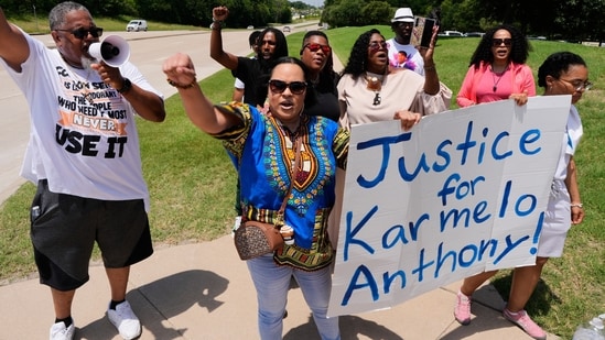 Seguidores de Karmelo Anthony acusados de acosar a un periodista estadounidense al “publicar la foto del atacante de mi hija…”