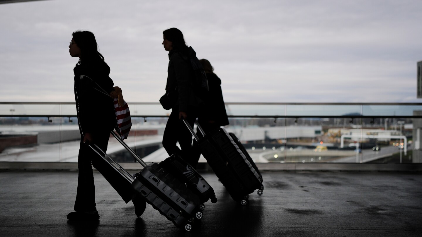 Viajar es popular el martes a medida que se expande la temporada de compras navideñas