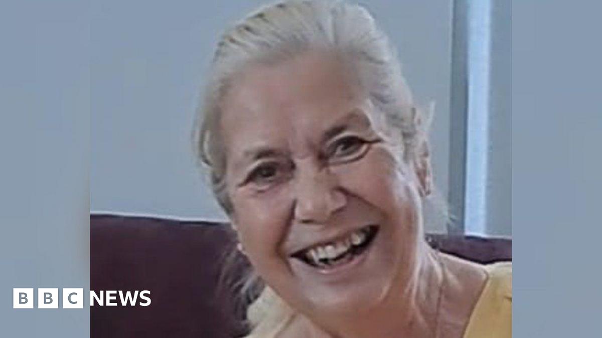 Se está llevando a cabo una investigación para PC Harrison después de una colisión fatal con un peatón durante una escolta real.