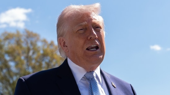 ¿Se revela el plan del “Arco de Trump”? Camarógrafo hace zoom sobre lo escrito en la mano del presidente en un video viral | Mirar