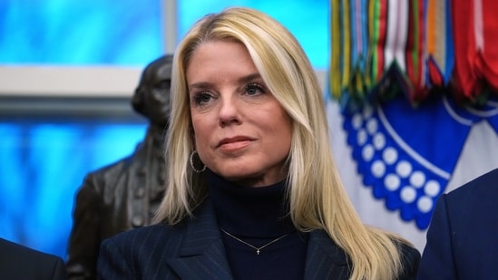Pam Bondi humillada tras su despido; El personal del Departamento de Justicia borra los rastros del exfiscal general – Ver