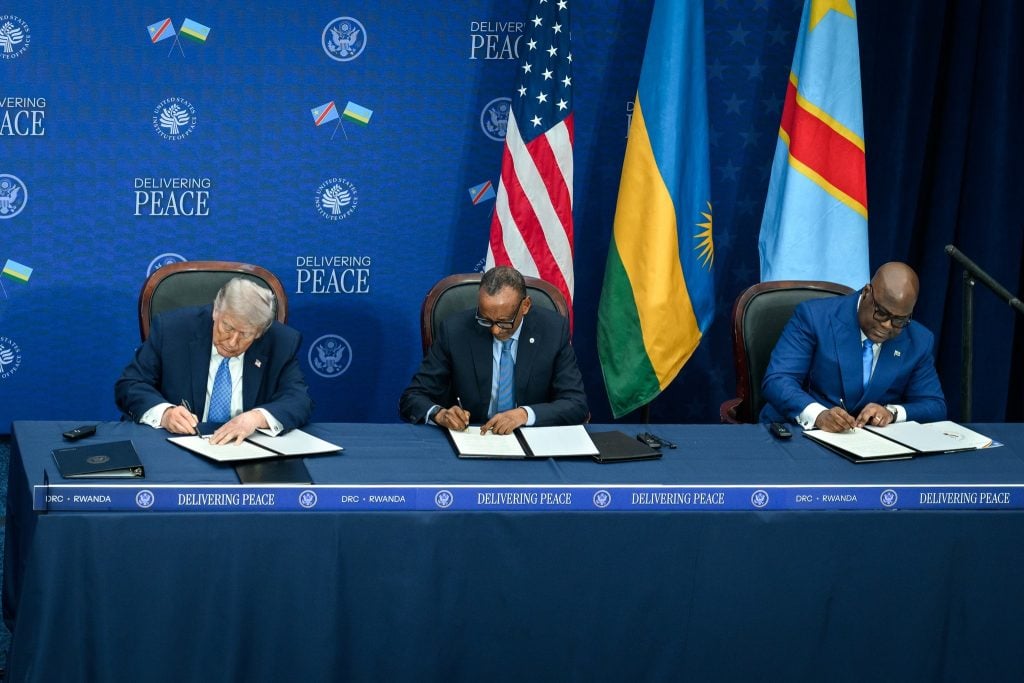Trump firma acuerdos de paz con Ruanda y el Congo en medio de la violencia en curso en la República Democrática del Congo