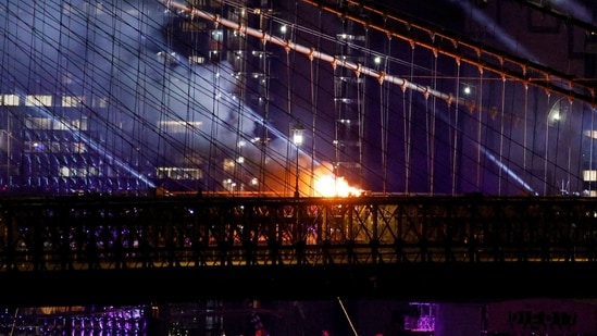 Incendio en el puente de Brooklyn: videos aterradores muestran un incendio masivo que se desató durante los fuegos artificiales del 4 de julio | Mirar