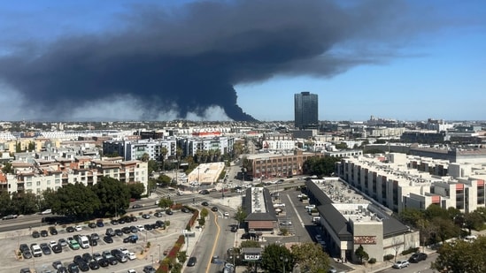 ¿Qué arde en West Covina? Incendio en almacén de Boyle Heights se reaviva y envía humo hacia ciudad de California