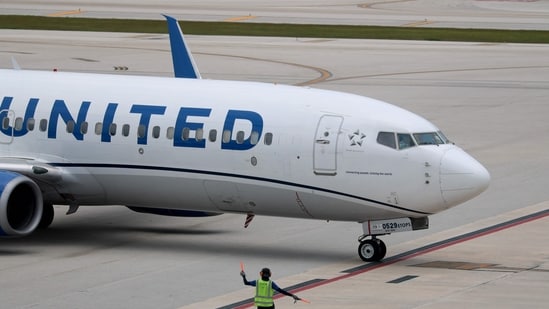 United Airlines responde a la reacción violenta por las solicitudes de cambio de vuelo en el Aeropuerto Internacional Donald J. Trump; fila explicada