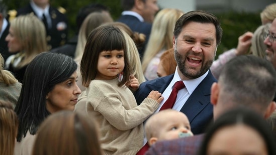 Conozca a Alec Neel Vance mientras Trump comparte una foto del ‘niño perfecto’ de JD y Usha Vance