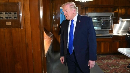 Trump afirmó una vez que “se parece” a Elvis. Ahora está confundido acerca del color del cabello del rey; “Guau, ¿en serio?” »