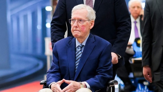‘Mentirosos’: Laura Loomer afirma que la foto del hospital de Mitch McConnell es generada por IA
