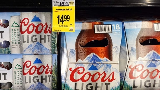 Las latas de cerveza Tallerboy gigantes con temática de la Copa Mundial de la FIFA Coors Light están llamando la atención