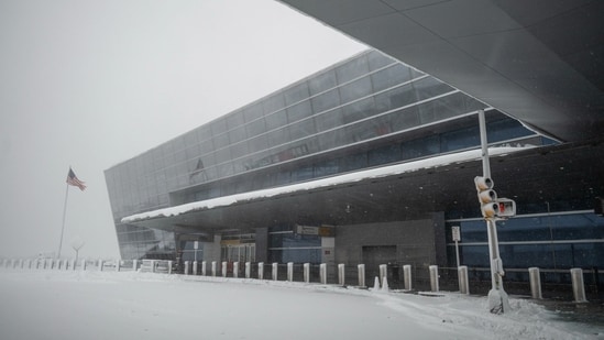Vuelos a Nueva York cancelados debido a una gran tormenta de nieve azota el noreste con 2 pies de nieve