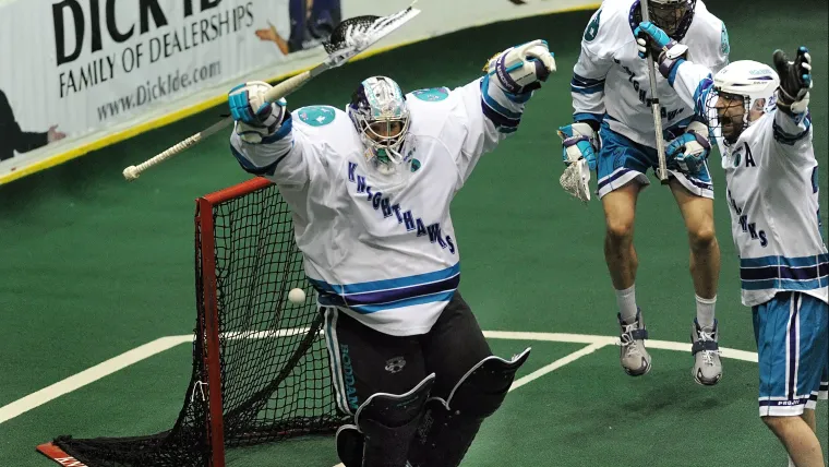 Un gran golpe de lacrosse provocó una pelea frenética en el choque de la NLL Rochester-Vancouver