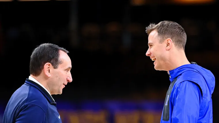 Mike Krzyzewski comparte su consejo con Jon Skier antes de March Madness