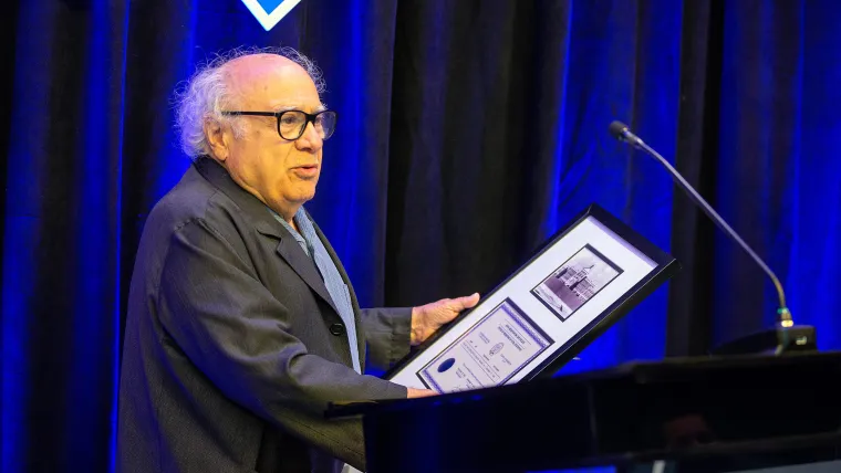 ¿Qué altura tiene Danny DeVito? Explica su cruce comercial con la leyenda de los Gigantes, Eli Manning.