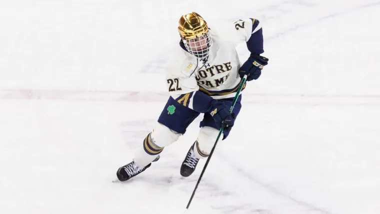 Los Flyers firmaron a la estrella de Notre Dame, hijo del campeón de la Copa Stanley, con un contrato de 2 años