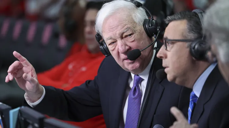 La leyenda de March Madness CBS, Bill Raftery, es en realidad mayor de lo que todos pensaban