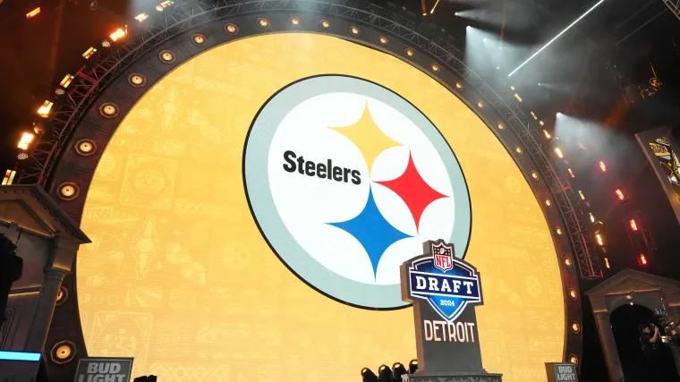 Draft simulado de la NFL de los Steelers 2026: Pittsburgh agrega QB y defensores en proyección de 3 rondas