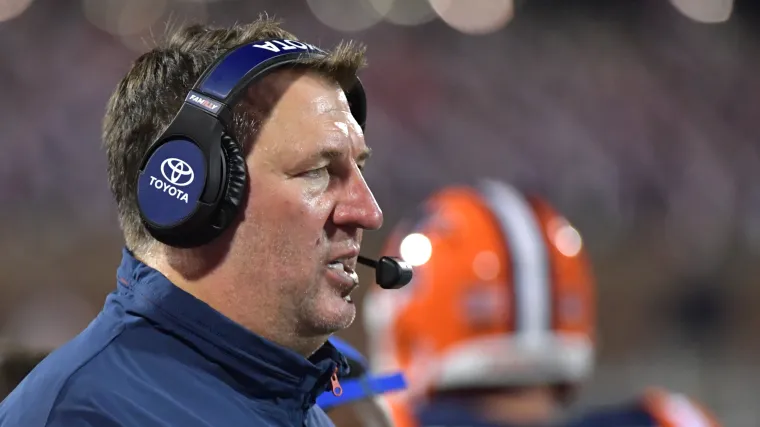 El entrenador de Illinois, Bret Bielema, resta importancia al mariscal de campo de la NFL más promocionado con un talento en el brazo loco por los nombres.
