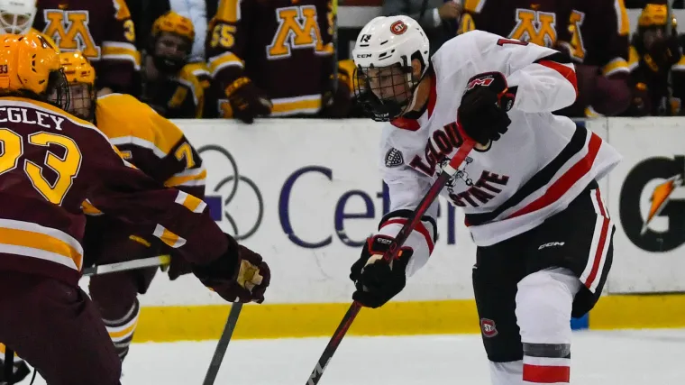 Los Flames firmaron a la superestrella de la NCAA de 23 años de St. Cloud State
